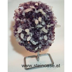 Amethyst mit Calciten auf Ständer